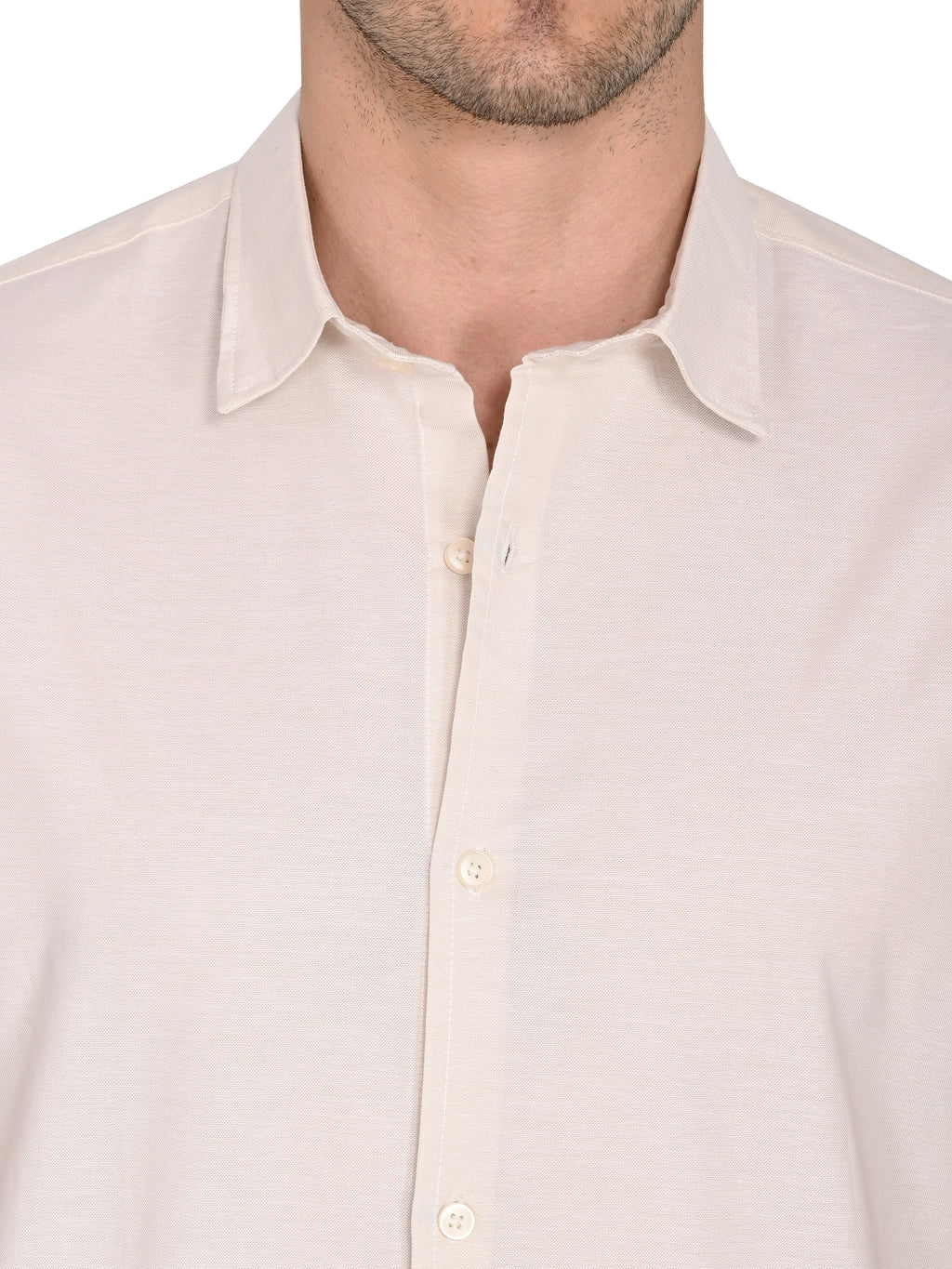 Men’s cotton linen shirt collar close-up – slim-fit breathable fabric